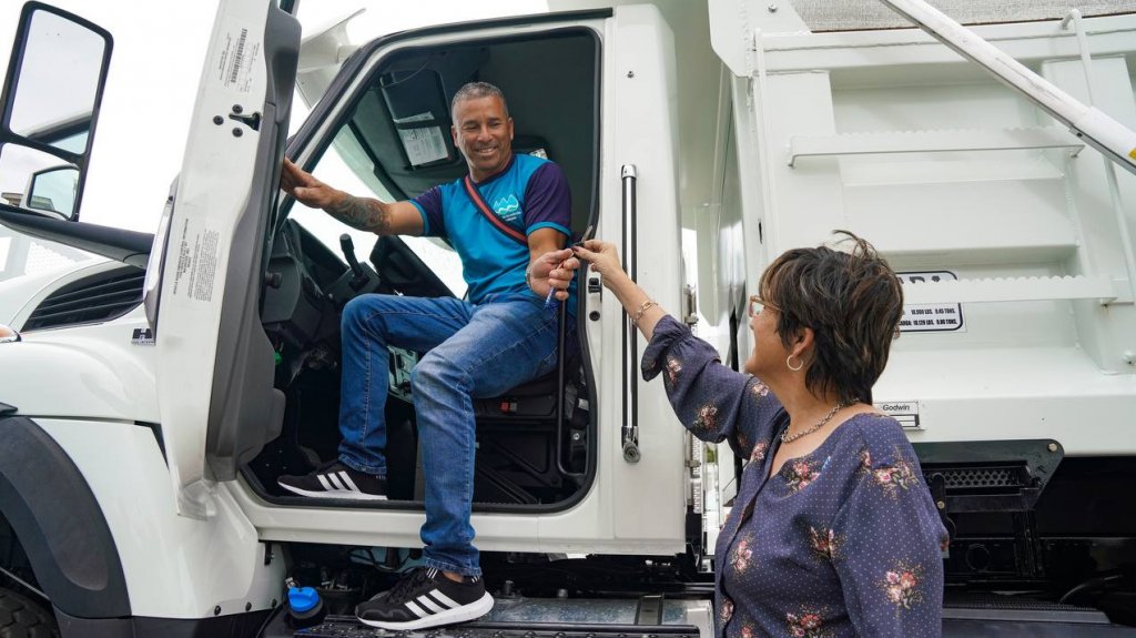  Entregan nueva flota vehicular en la AAA 