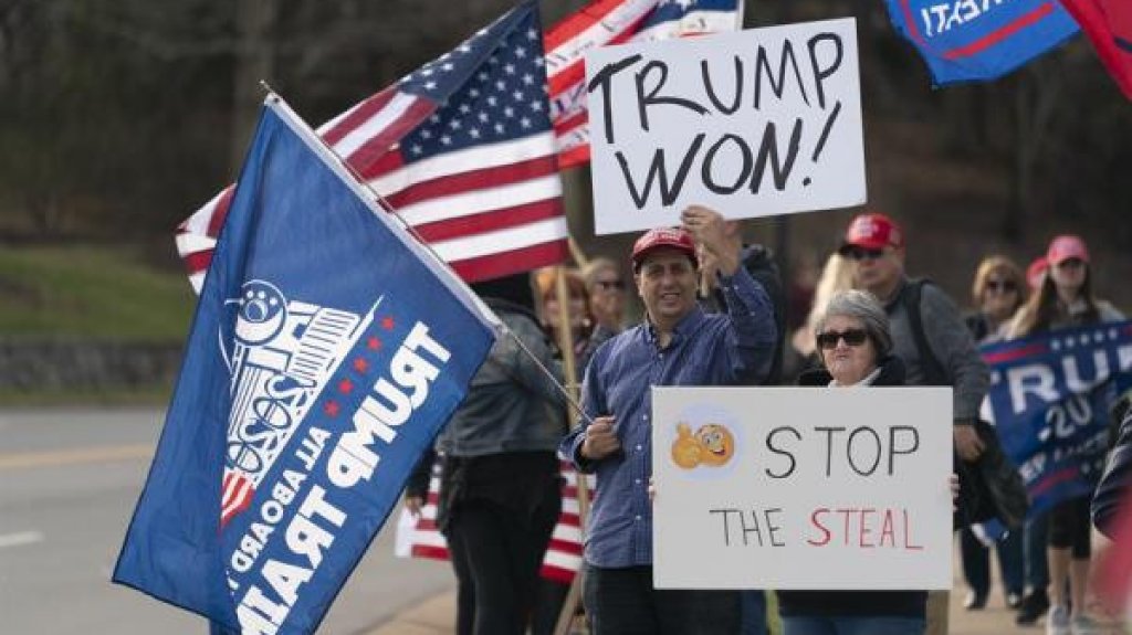  Cientos de partidarios de Trump le dan la bienvenida en Florida por Navidad 