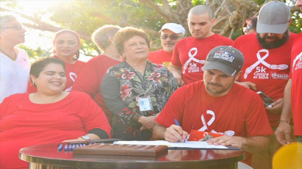  Gobernador crea nueva Carta de Derechos para Personas Viviendo con HIV 