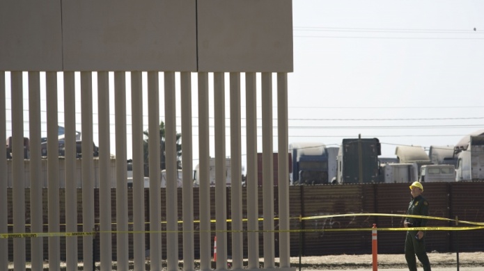 Video: AsÃ­ se ven algunos de los ocho prototipos del muro con MÃ©xico que ya estÃ¡n terminados