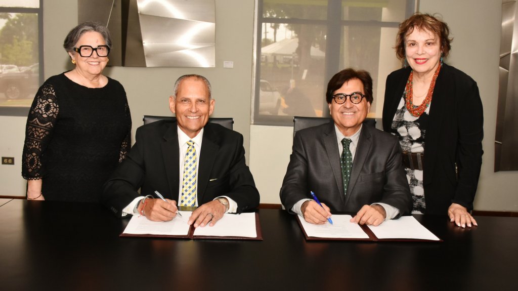  Raymond Torres Santos dona valiosa colección a la Universidad Interamericana 