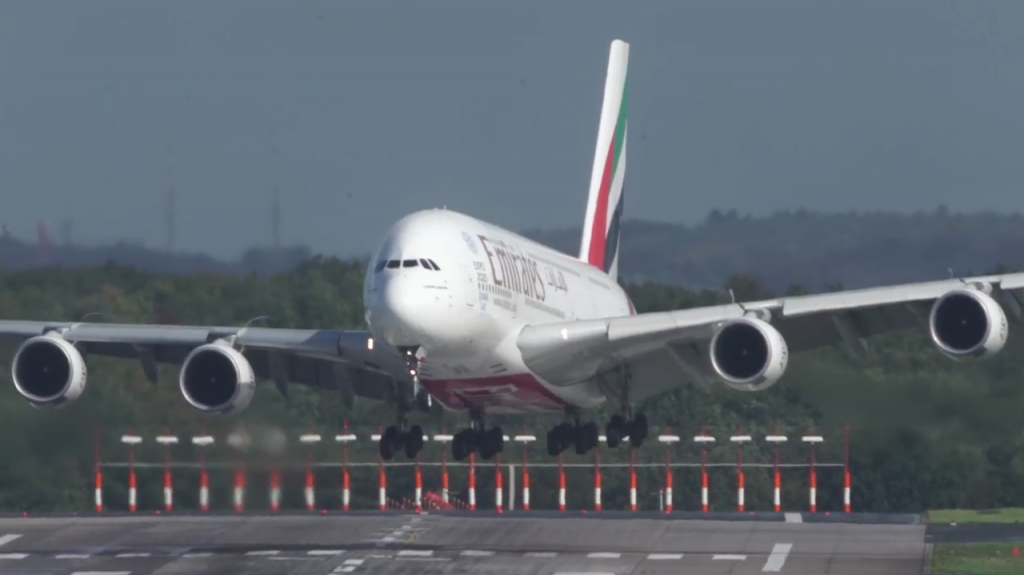  Aterrador video: El mayor avi&oacute;n de pasajeros del mundo aterriza en medio de una fuerte tormenta 