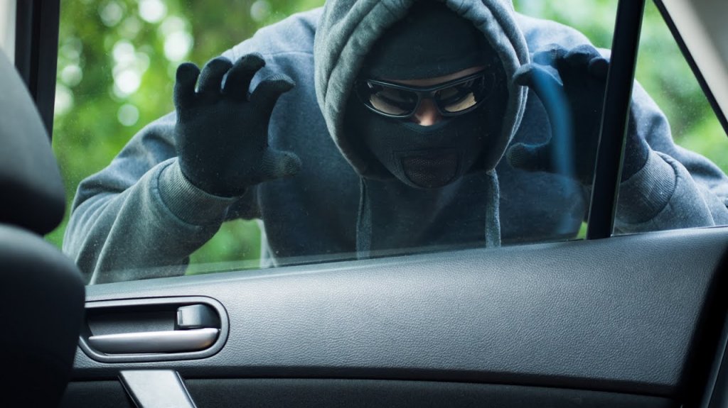  Hurtan dinero y una pistola de grueso calibre de guagua estacionada en Gurabo 