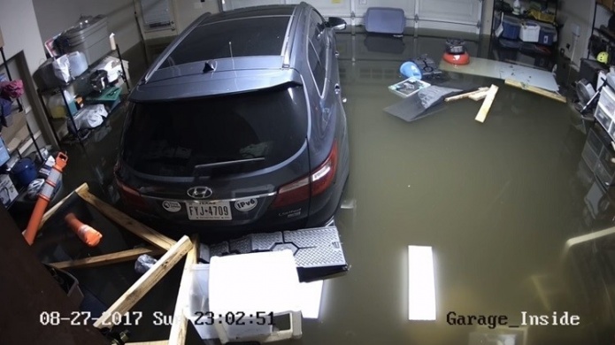 Video: Un residente de Houston,Texas muestra cÃ³mo se inunda en pocos minutos su garaje