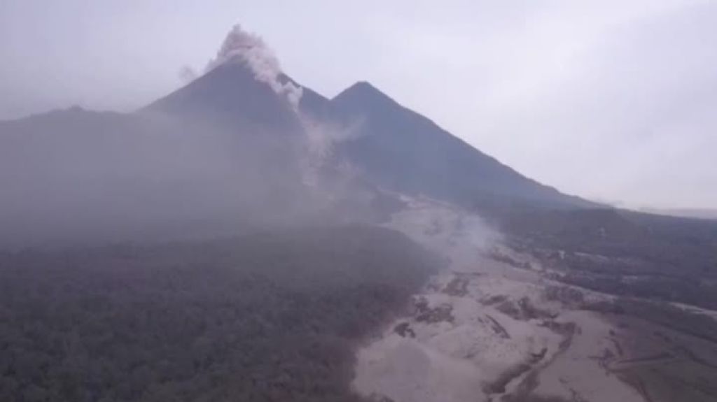  (Video) Suben a 65 los fallecidos por erupci&oacute;n de volc&aacute;n en Guatemala 