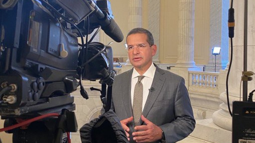  Gobernador anuncia que dar&aacute; aumento a los bomberos que dejar&aacute; su salario en 2,500 d&oacute;lares 