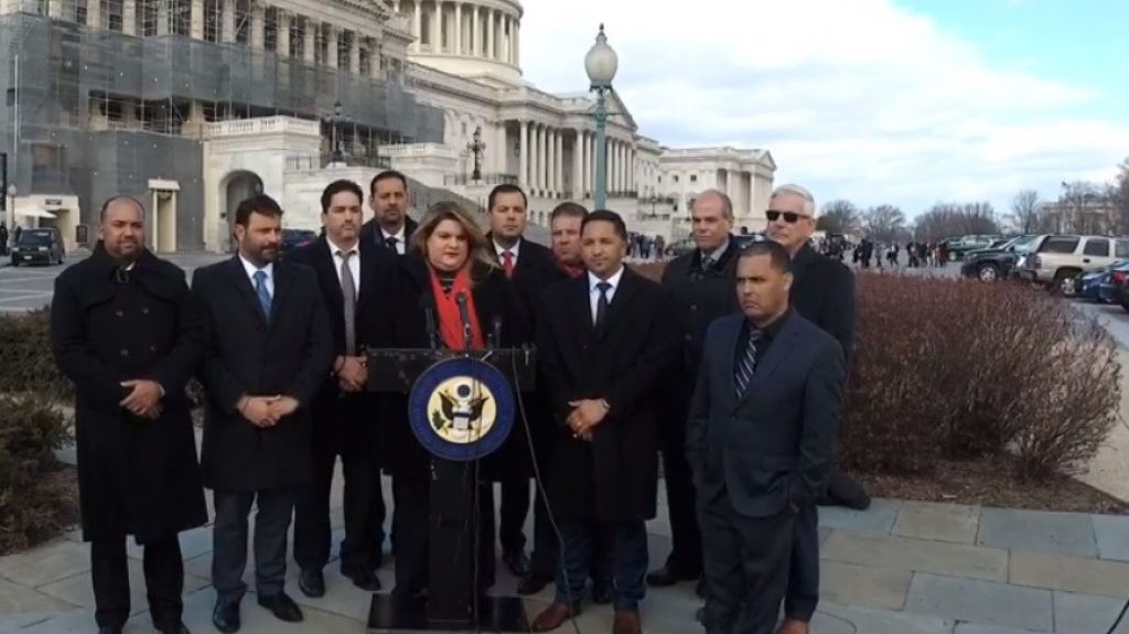  Jenniffer Gonz&aacute;lez junto a representantes de otros territorios estadounidenses presentan legislaci&oacute;n para revertir la prohibici&oacute;n de peleas de gallos 