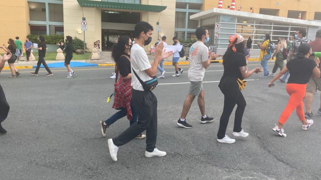  Estudiantes de la UPRRP bloquean la entrada principal al recinto y exigen un receso acad&eacute;mico por la inestabilidad del sistema el&eacute;ctrico 