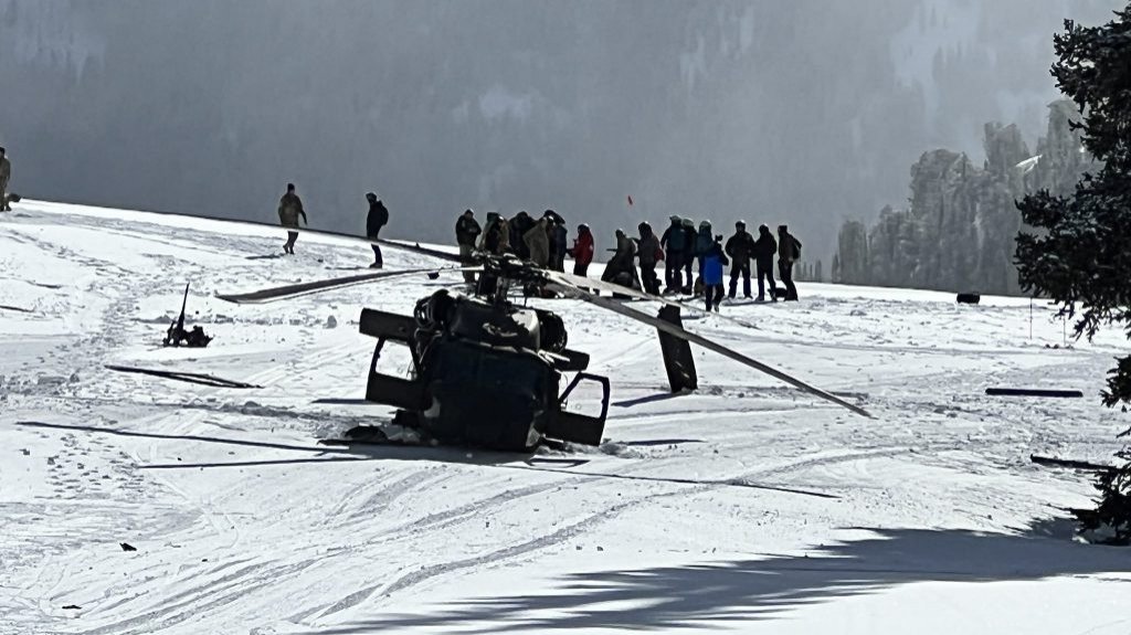  Captan como dos helic&oacute;pteros Black Hawk de la Guardia Nacional de EE.UU. se estrellan durante un entrenamiento cerca de unas pistas de esqu&iacute; en Utah 