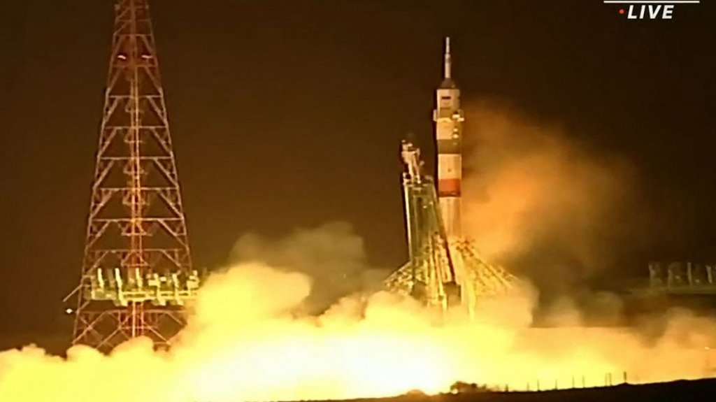  Rusia lanza cohete para rescatar a tres astronautas 
