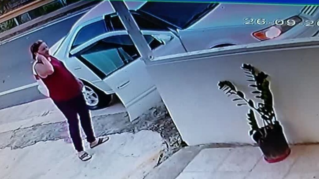  Video viral de una doña robando se una planta, si aquí en Puerto Rico 