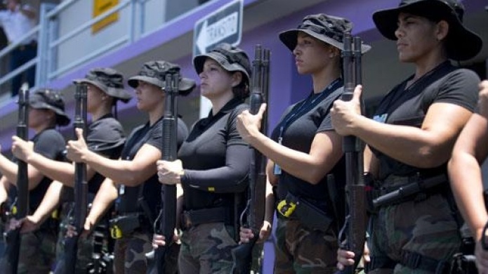 Se cuelgan en la prueba física casi todas las mujeres de nueva escuadra de operaciones tácticas 