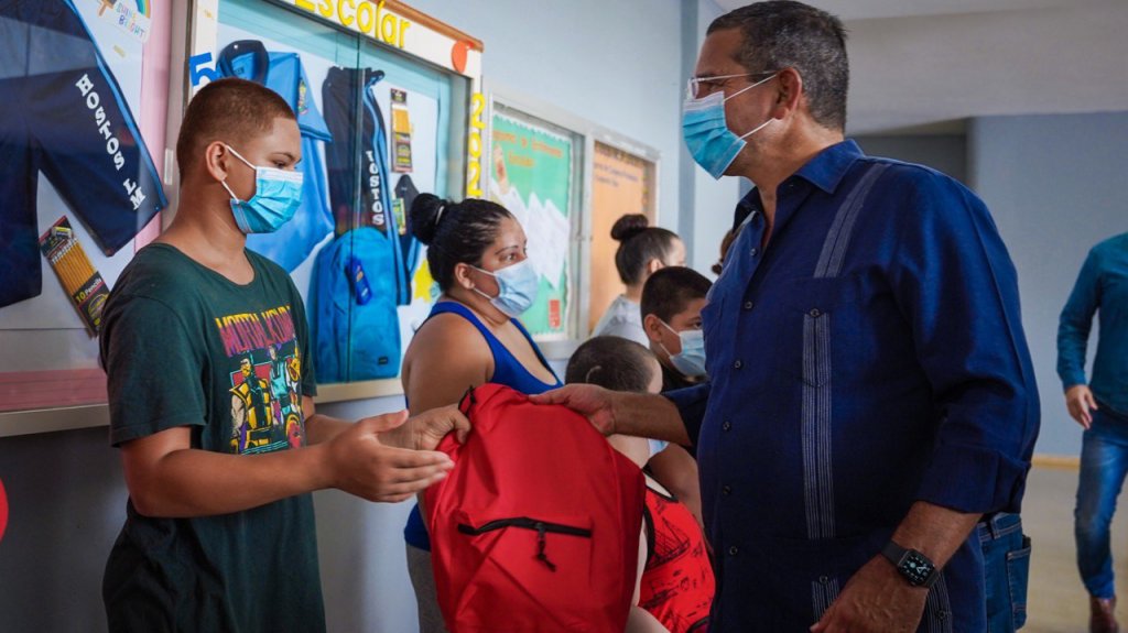  Gobernador entrega materiales escolares a estudiantes de Las Mar&iacute;as 