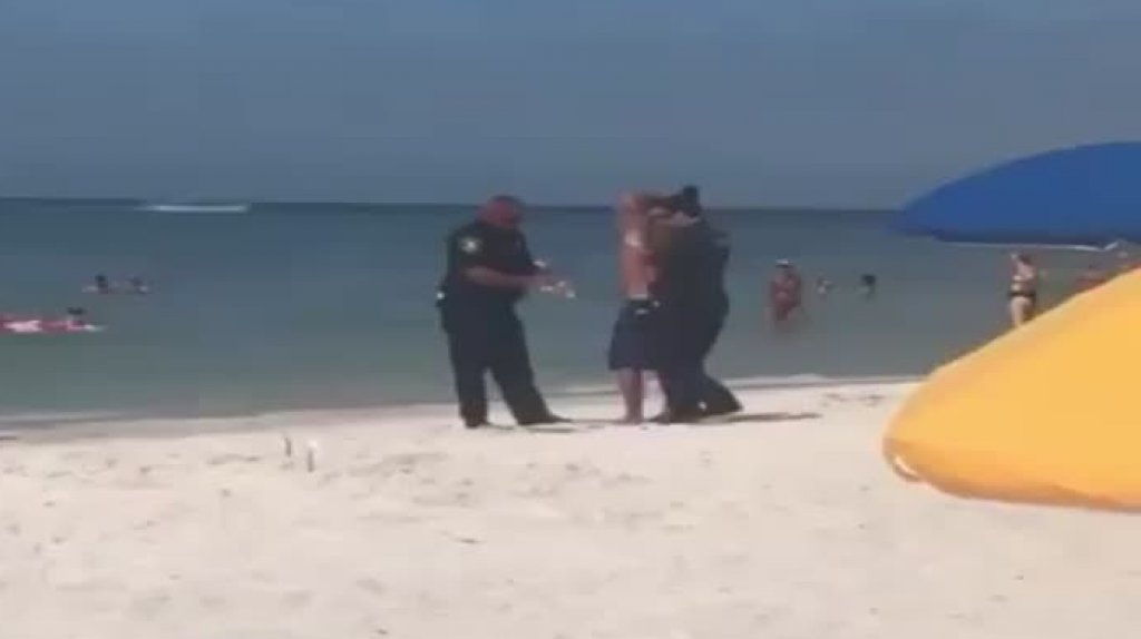  Video: Polic&iacute;as utilizan sombrilla de playa para arrestar a un sospechoso 