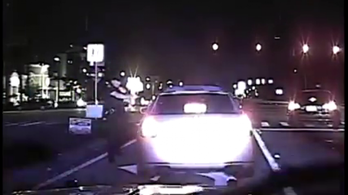 PolicÃ­a herido tras ser impactado por carro donde huyeron sospechoso.