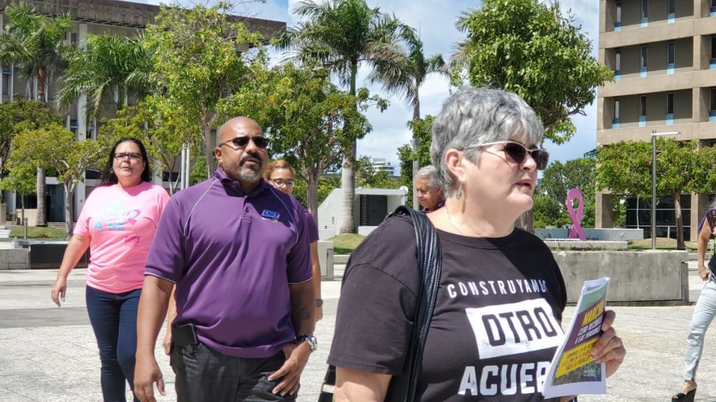  Empleados del gobierno reclaman con piquete informaci&oacute;n de sus pensiones 