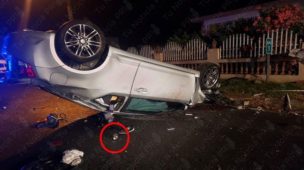  Fotos: Conductor sale &ldquo;volando&rdquo; de su auto luego de chocar contra la verja de una casa en Aguada 