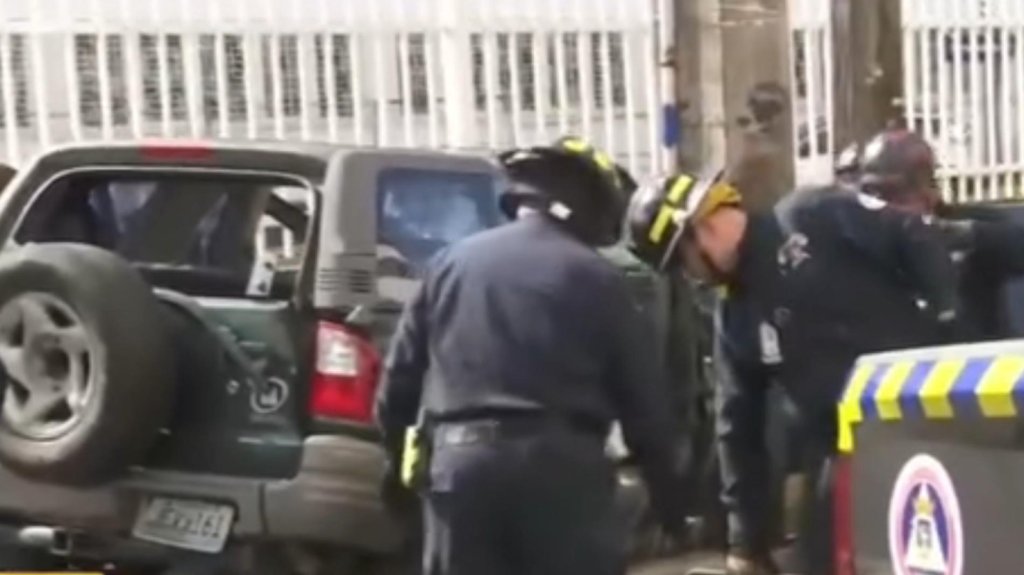  Video: Muere el conductor que choco varios autos y un poste en Santurce 