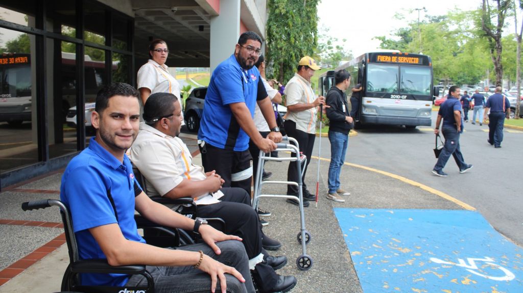  Choferes AMA simulan impedimentos f&iacute;sicos para aprender sobre el trato digno 