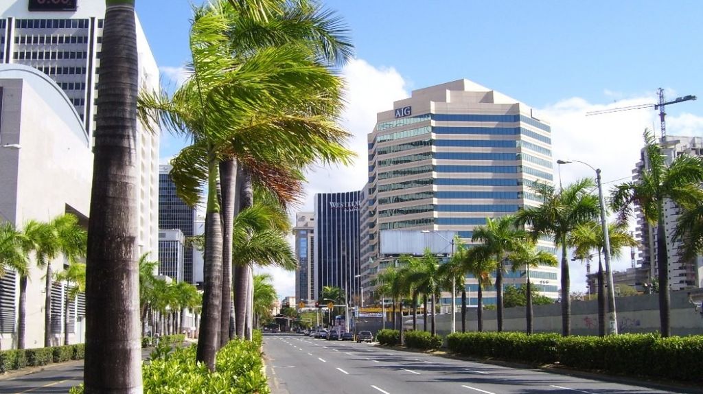  Federales allanan un banco en San Juan por lavado de dinero 