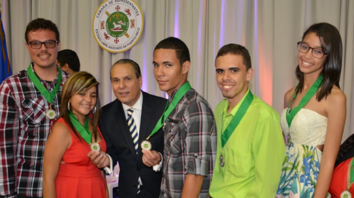 Reconocen a 1,200 estudiantes destacados en Caguas