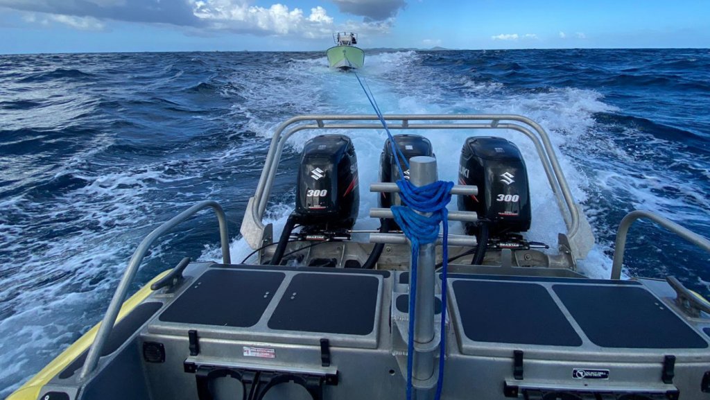 Video: Rescatan embarcaci&oacute;n que se hundi&oacute; cerca del cayo Luis Pe&ntilde;a en Culebra 