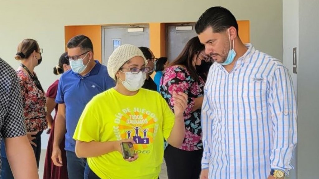  Alcalde de Ceiba apoya a padres que protestan por mal estado de la escuela Croec 