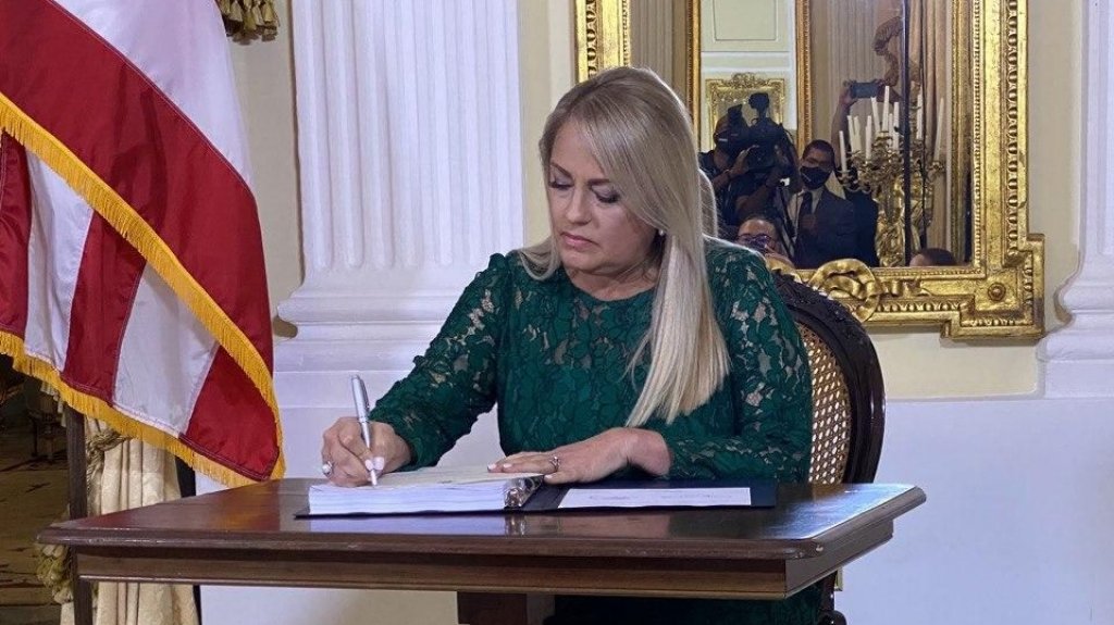  Gobernadora Wanda V&aacute;zquez Garced firma ley que proh&iacute;be que las aseguradoras vayan por encima del criterio m&eacute;dico 