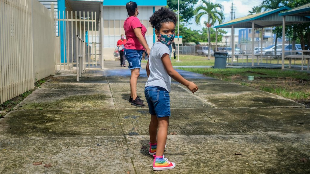  Alza de COVID-19 en menores e indicadores de riesgo deben evaluarse para reabrir escuelas 