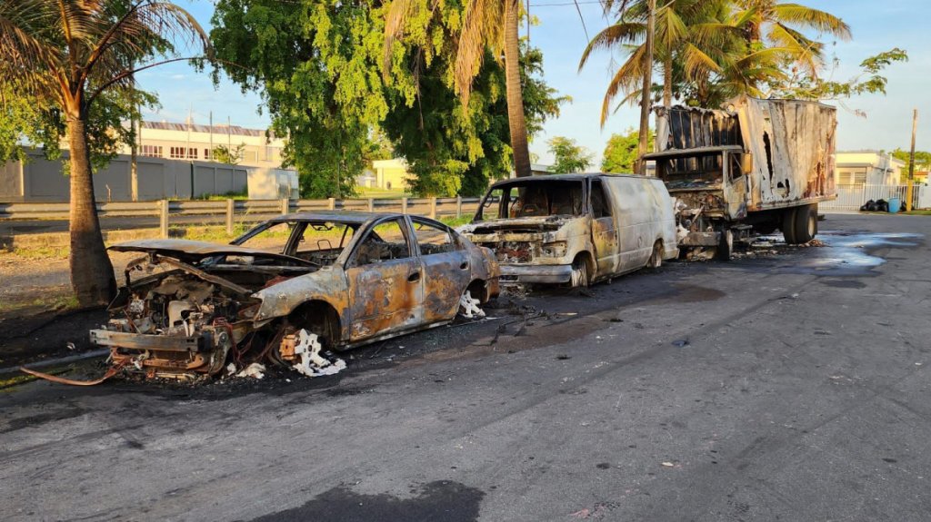  4 veh&iacute;culos incendiados en Carolina 