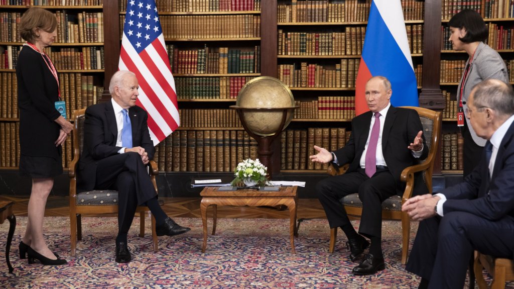  Biden y Putin pactan la vuelta de embajadores y cooperar en ciberseguridad 