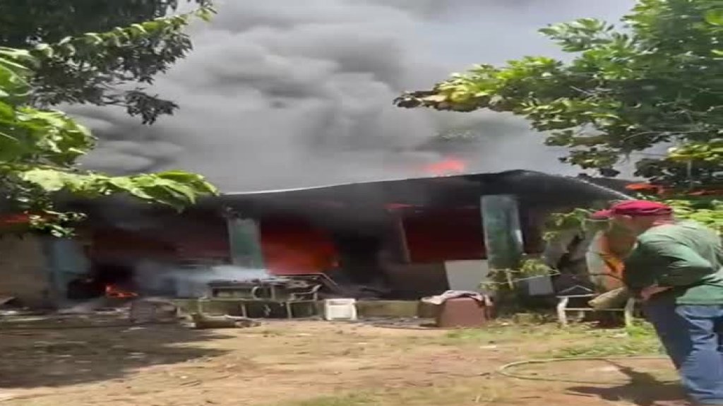  Este video “rompe Corazones” hombre en Orocovis intenta salvar su casa de un incendio con una manguera 
