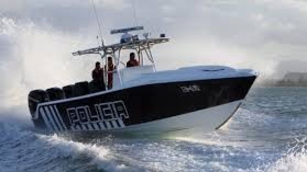  Rescatan a dos que iban en lancha que se hundió tras chocar arrecife 