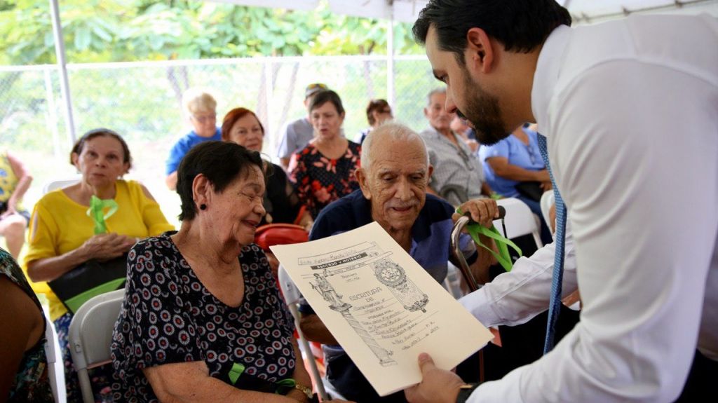  Administraci&oacute;n de Vivienda P&uacute;blica entrega escrituras de compraventa a residentes de Mayag&uuml;ez 