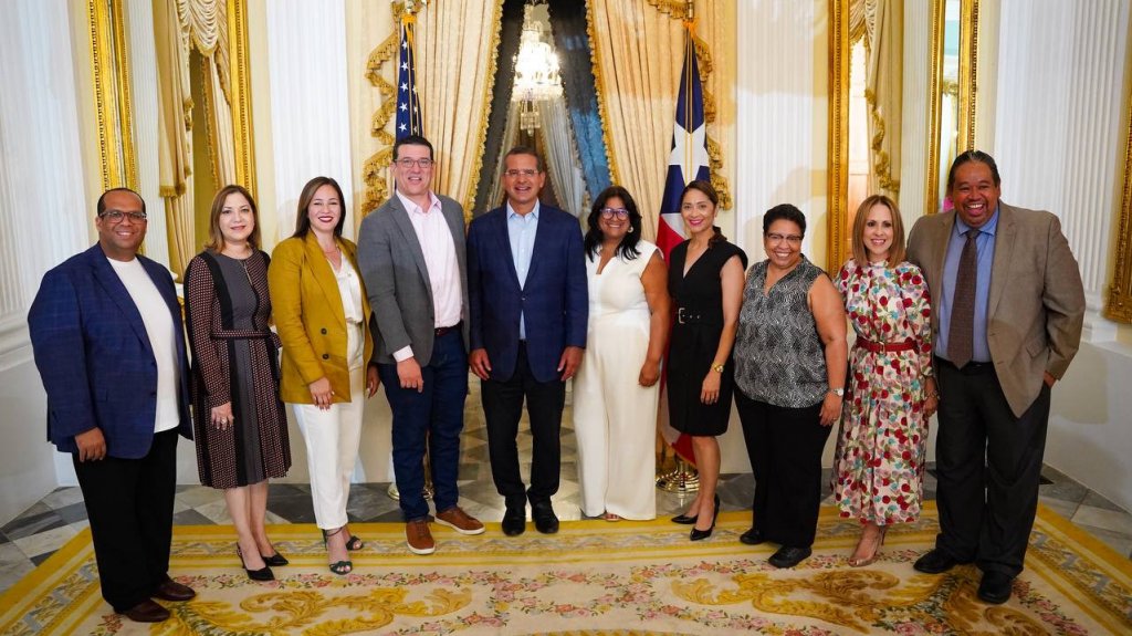  Gobernador asigna fondos para capacitación de jóvenes y rescate cultural en Puerto Rico 