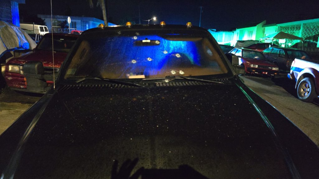  Vivo de milagro luego que le llenaran el carro a tiros en Bayam&oacute;n 