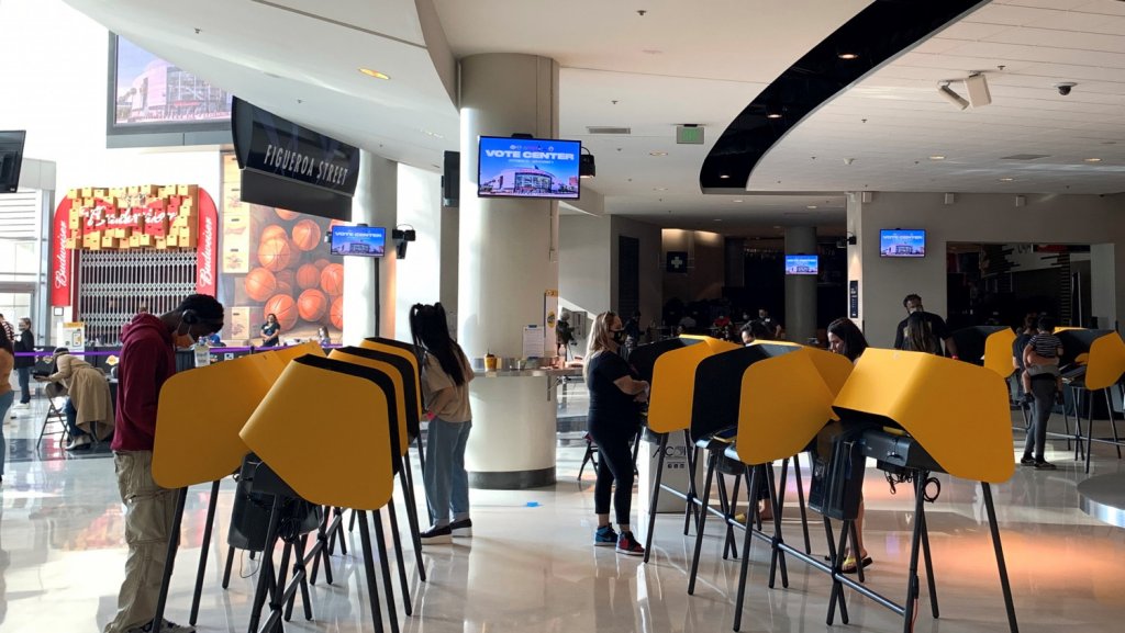  &iquest;Votar en el estadio de los Lakers o un parque de atracciones? Es posible 