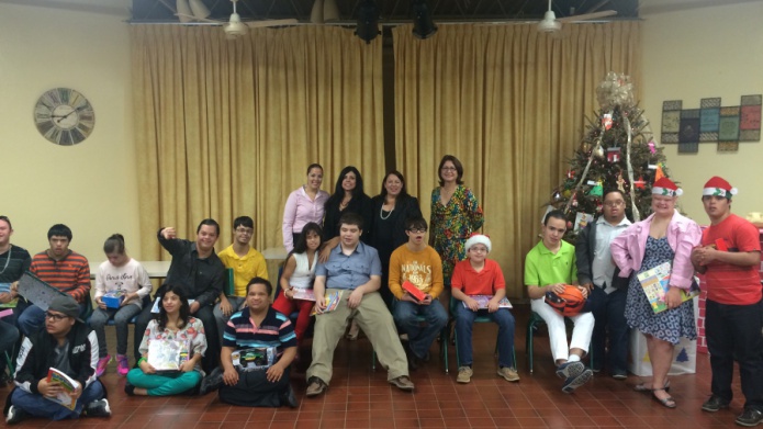 Donan juguetes a niÃ±os y jÃ³venes con capacidades especiales