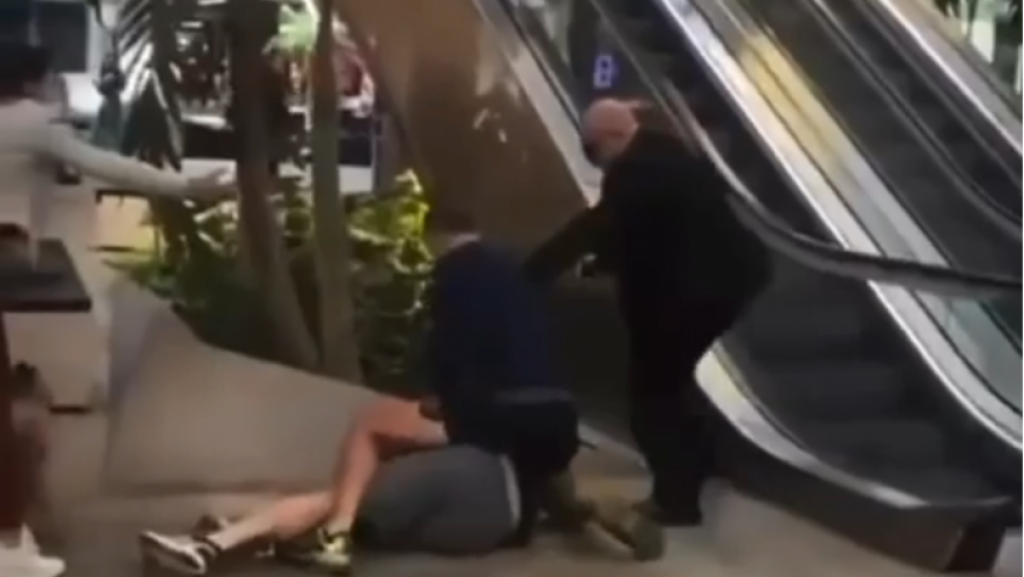  Video: &ldquo;Royal Rumble&rdquo; de noche buena en lujoso centro comercial de Miami 