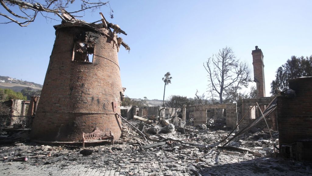  El fuerte viento atiza los incendios en California, donde ya hay 31 muertos 