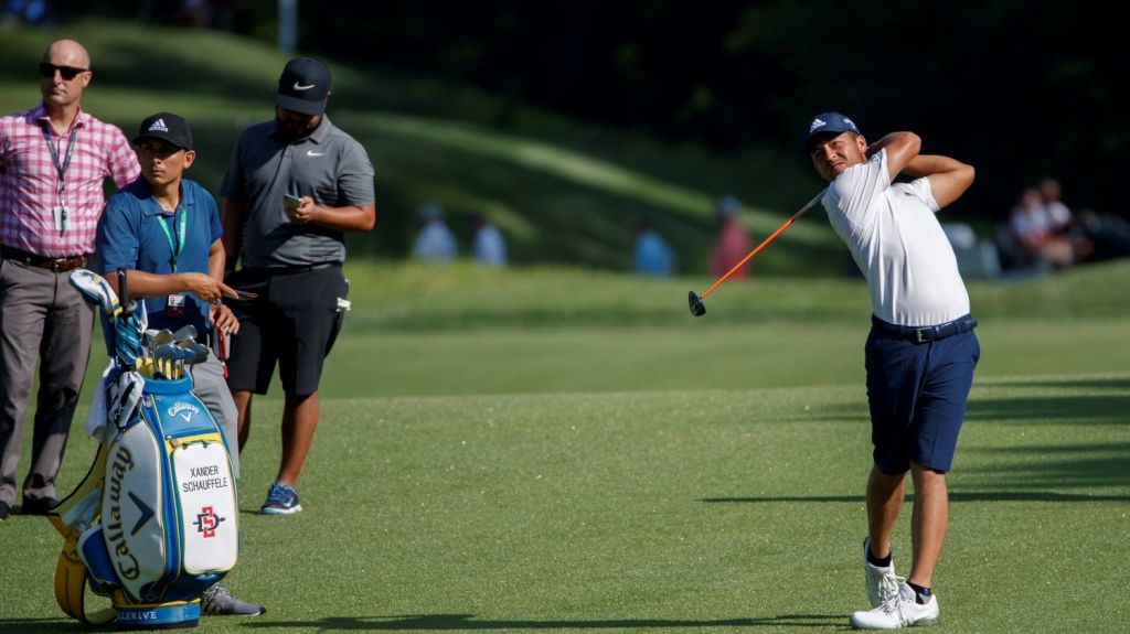  El estadounidense Xander Schauffele nuevo l&iacute;der, Tiger y McIlroy se relajan 