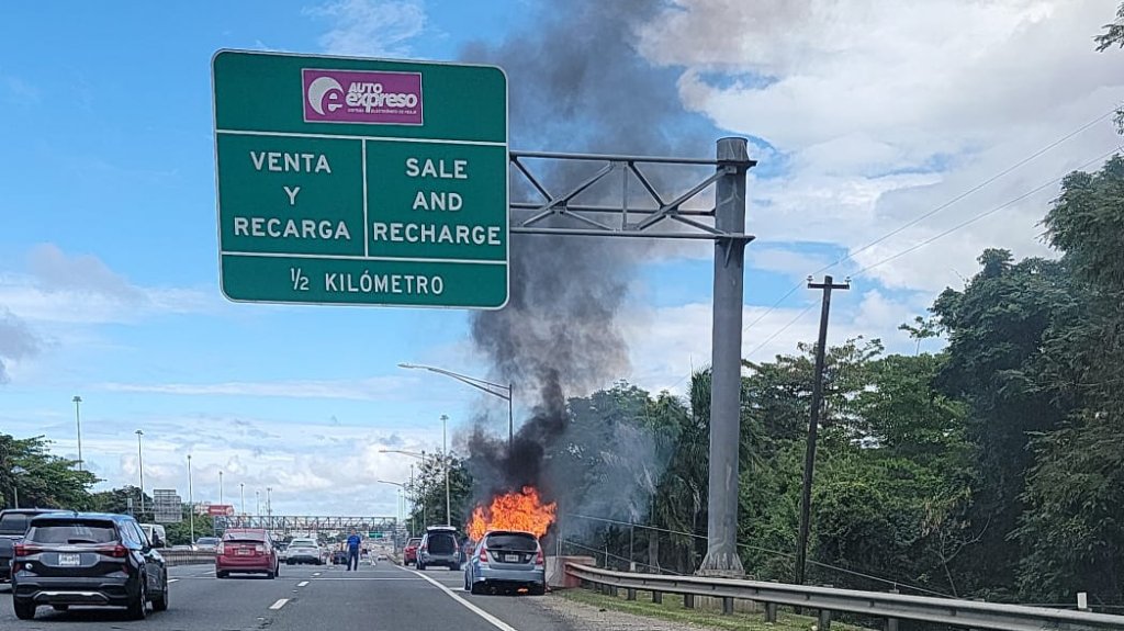  Video: Ahora se incendia veh&iacute;culo en expreso 22 antes de peaje de Buchanan 