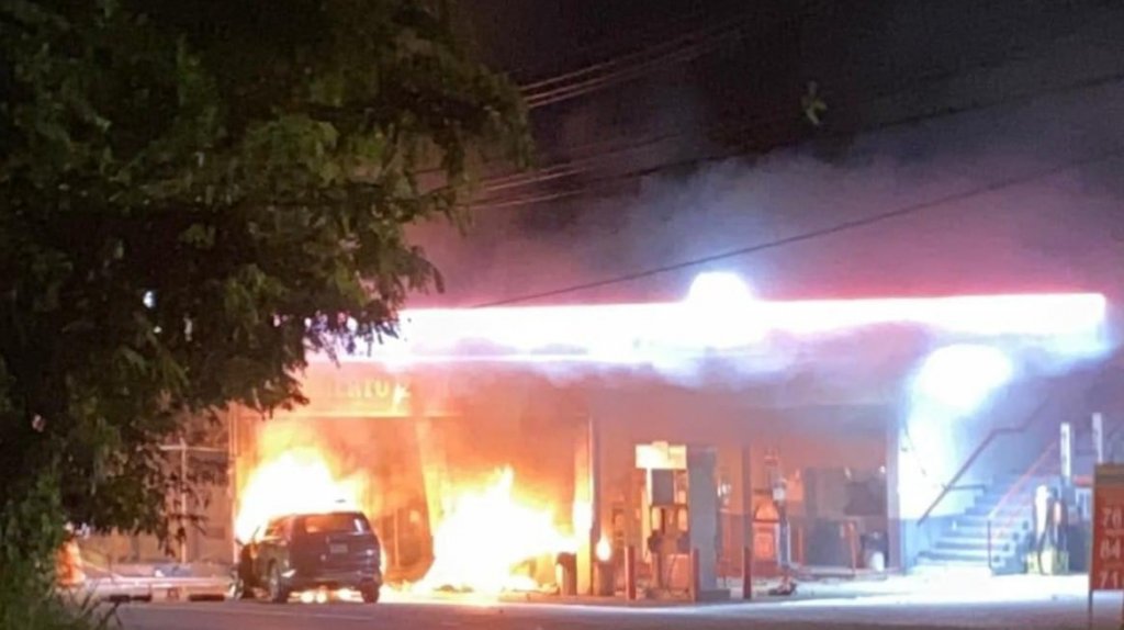 Publican video del momento en que conductora impacta gasolinera en Naguabo 