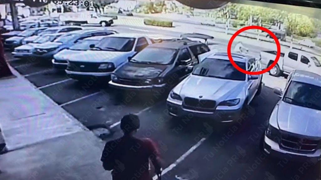  Video: Momento en que un joven en motora &ldquo;todo terreno&rdquo; le &ldquo;mete" por detr&aacute;s a una guagua en Bayam&oacute;n 
