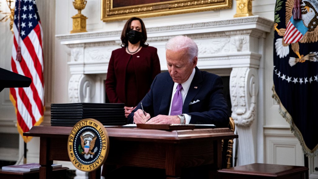  Biden lanza una estrategia &ldquo;de guerra&ldquo; para contener la pandemia en EE.UU. 