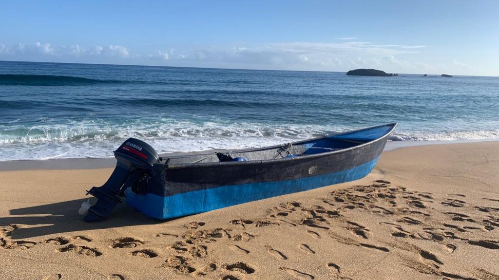  Hallan embarcaci&oacute;n abandonada en playa de Arecibo 