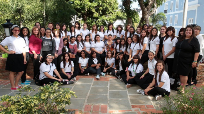 Primera Dama recibe a estudiantes de Dorado en Conversatorio de Vida