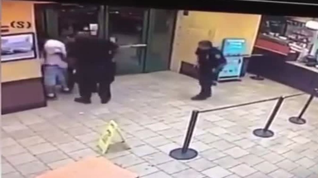  Video: Lleg&oacute; armado a un &ldquo;Fast Food&rdquo; vio los polic&iacute;as y freno tan r&aacute;pido que se le cay&oacute; la pistola 