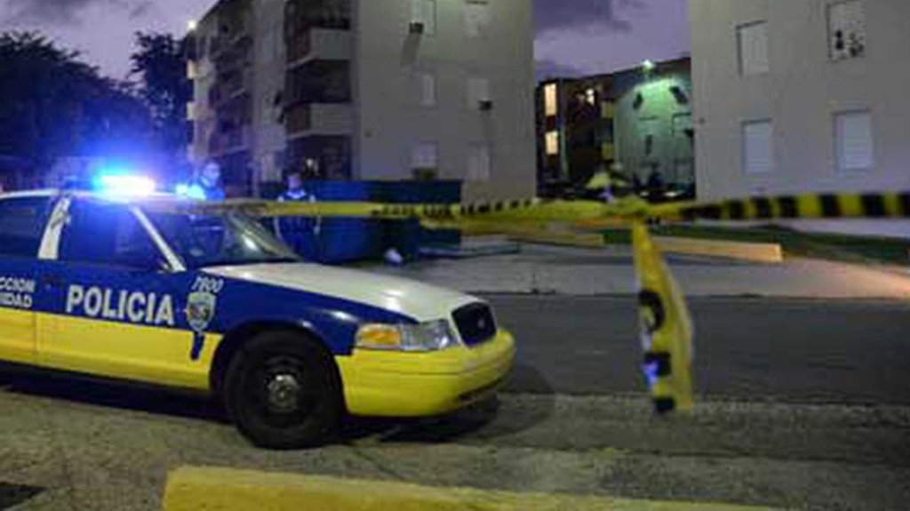  Le sacaron una pistola a due&ntilde;o de negocio en Llorens Torres este &ldquo;Se defiende&rdquo; mata a uno y hiere a otro 