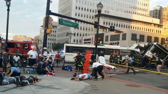 Dos muertos y 18 heridos por choque de dos autobuses del New Jersey Transit en Newark
